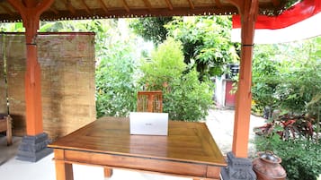 Meja sambut tetamu