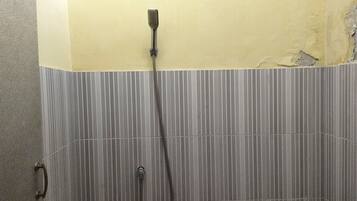 Deluxe tweepersoonskamer | Badkamer | Een douche, handdoeken