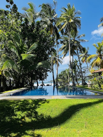 Outdoor pool. Esperanza Beach Villa