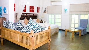 Quarto com cama de madeira, uma mesinha e uma cadeira.
