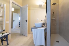 Shower, hair dryer, bidet, towels - Villa Zara, exclusive villa with private pool in Tuscany (San Miniato)