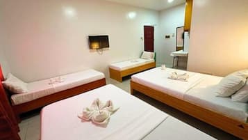 Habitación familiar | Escritorio y ropa de cama