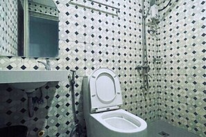 Deluxe Studio | Bathroom | Shower, rainfall showerhead, soap, toilet paper