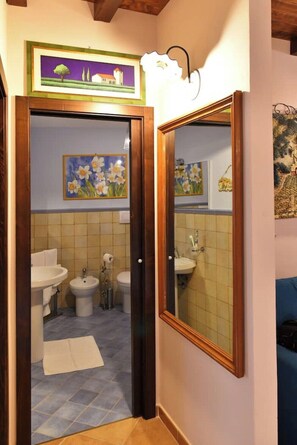 Dusche, Haartrockner, Bidet, Seife