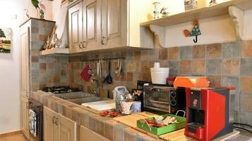 Microwave, oven, stovetop, cookware/dishes/utensils