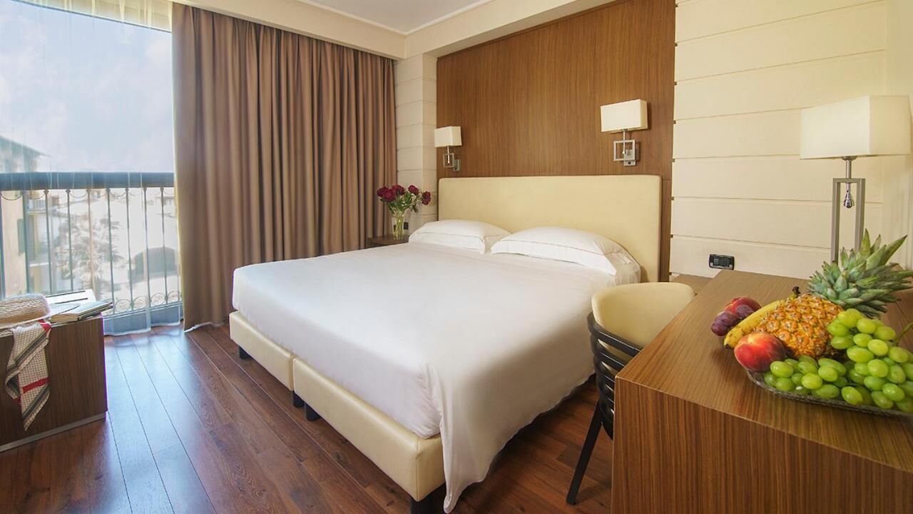 In-room safe, WiFi (free)