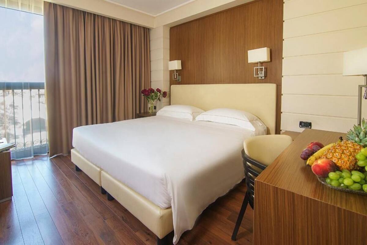 In-room safe, WiFi (free)