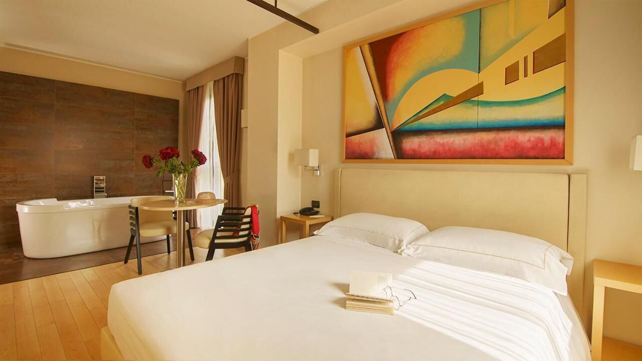 In-room safe, WiFi (free)