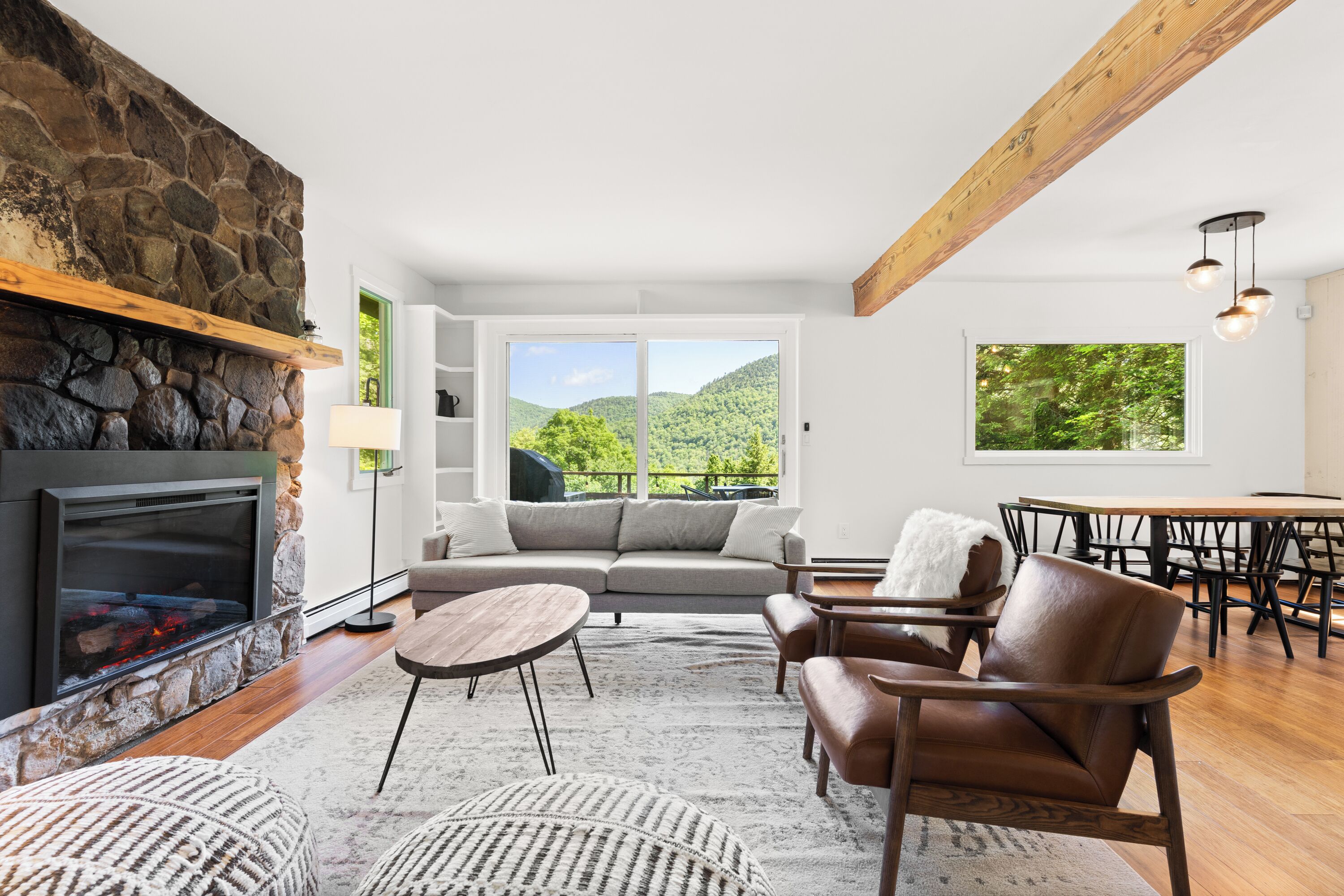 Een open haard en tafelvoetbal