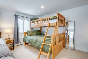 3 bedrooms, desk, iron/ironing board, WiFi - The Overlook - Hot Tub, Game Room, 5min to MTN (Killington)