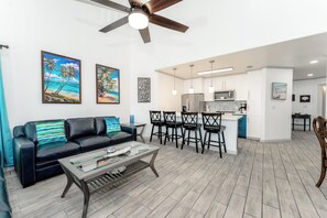 テレビ、DVD プレーヤー、テーブルサッカー台