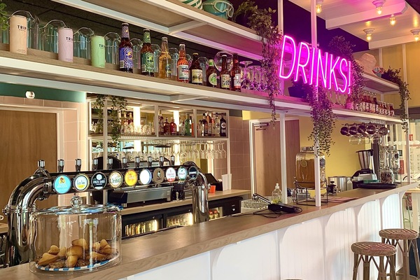 2 bars/lounges, bar met dakterras