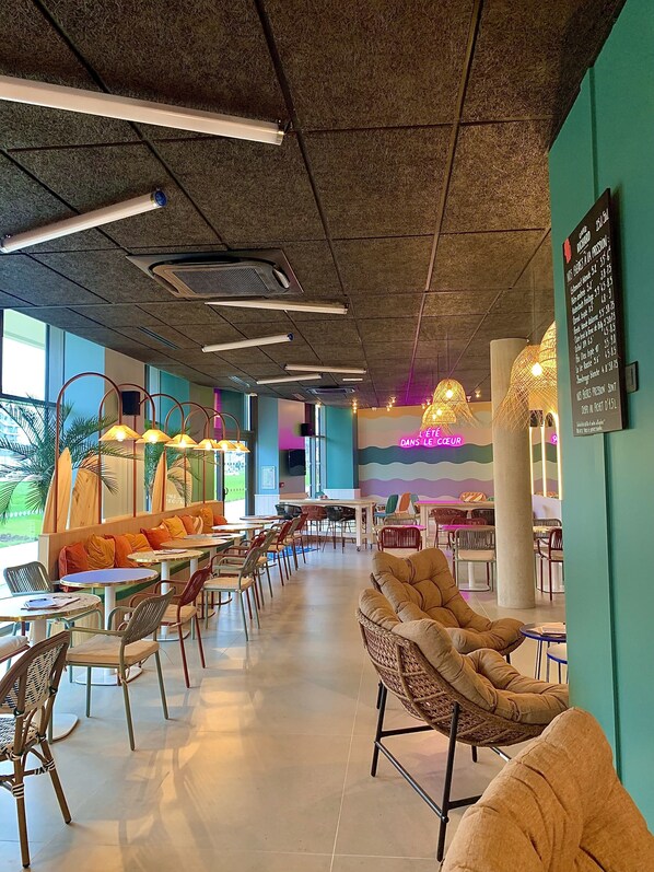 Lunch, dinner served; Italian cuisine, garden views