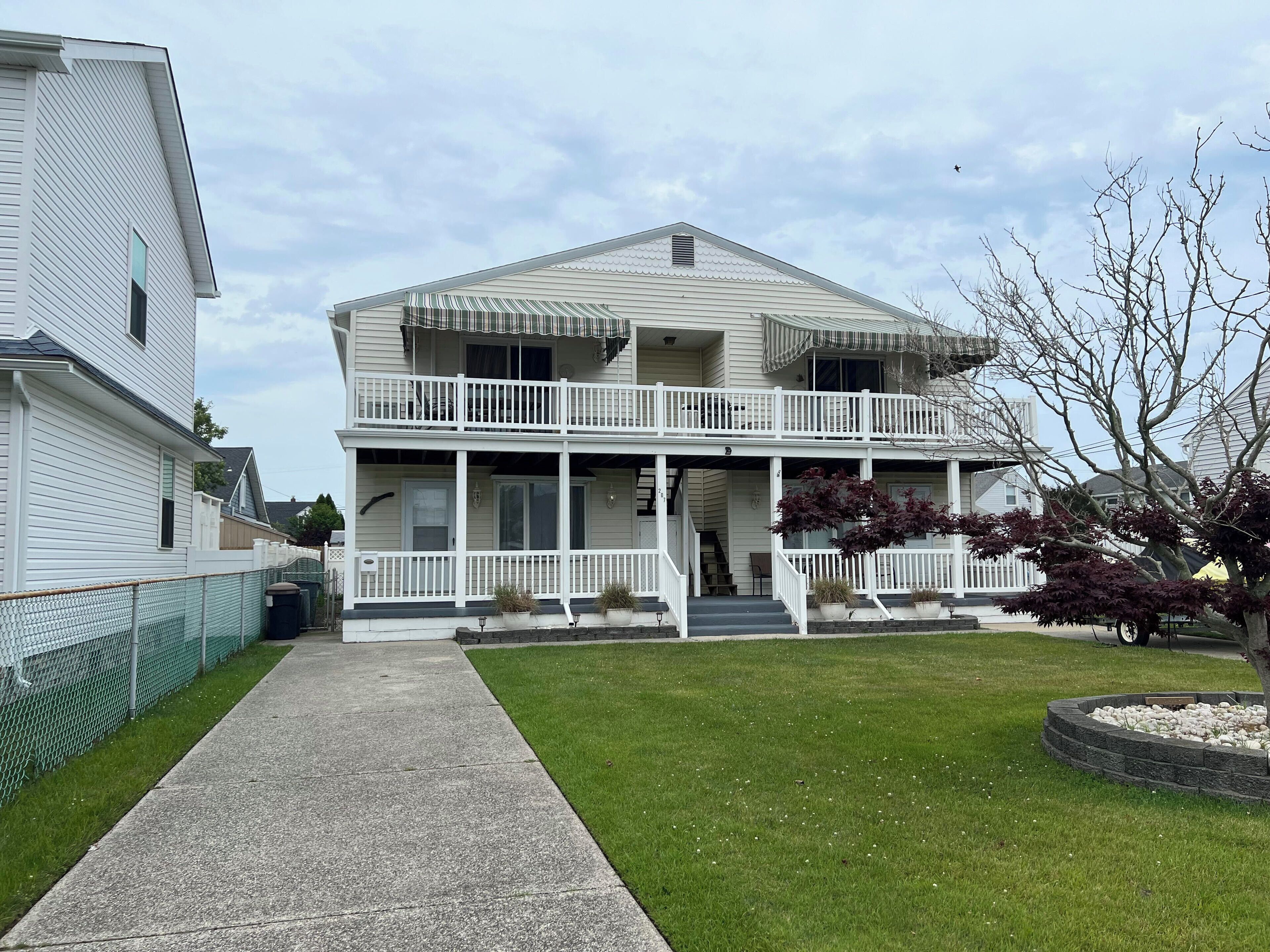 GREAT LOCATION!!! Condo just a short walk to the beach.
