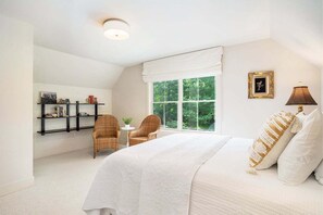 4 bedrooms, iron/ironing board, Internet, bed sheets - Blue Ivy: Walk to Lake Michigan & Downtown Douglas, Bike Path, Fireplace (Douglas)