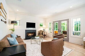 TV, fireplace - Blue Ivy: Walk to Lake Michigan & Downtown Douglas, Bike Path, Fireplace (Douglas)