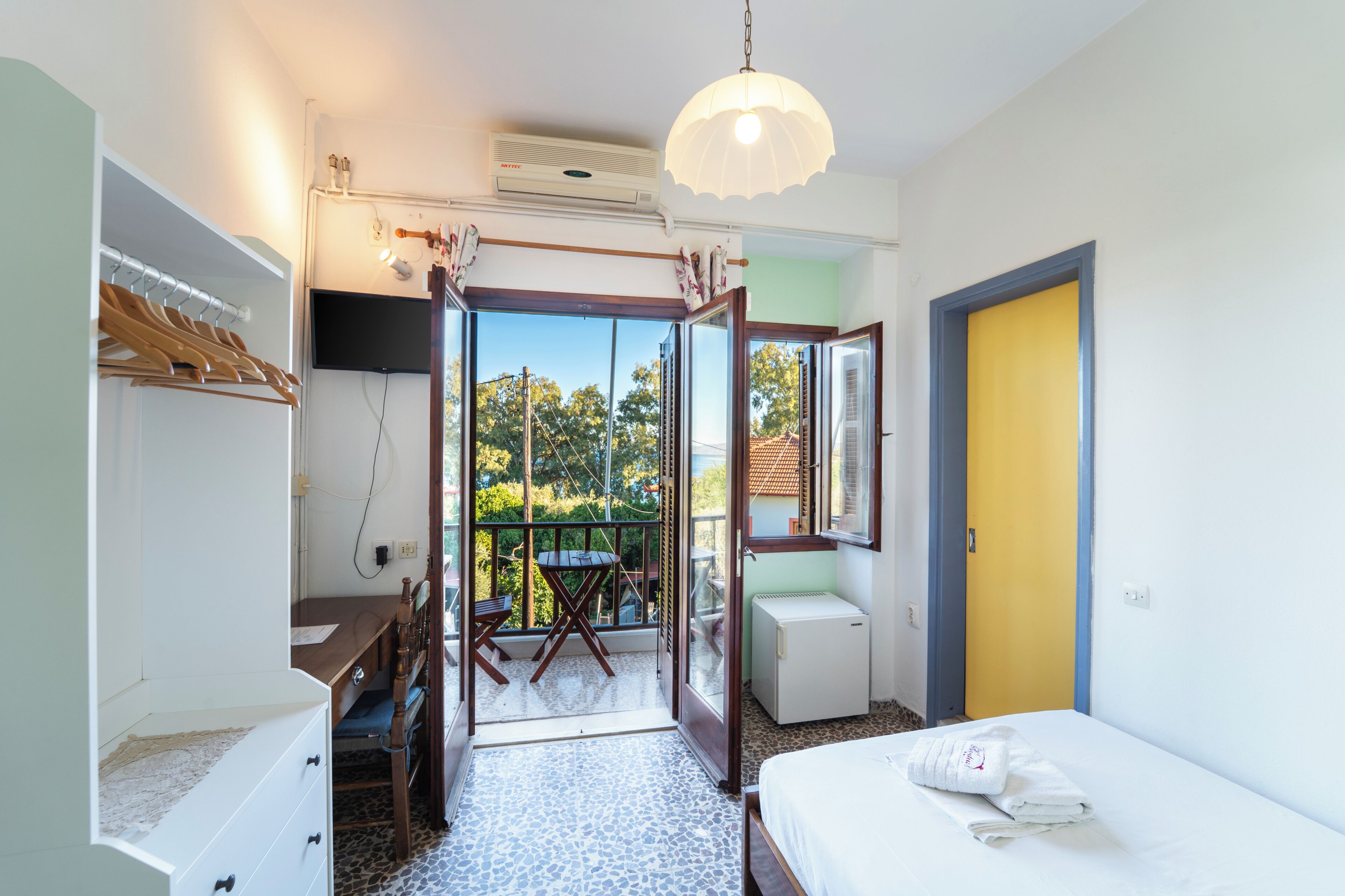 Classic Single Room, 1 Large Twin Bed | Individually decorated, free WiFi, bed sheets