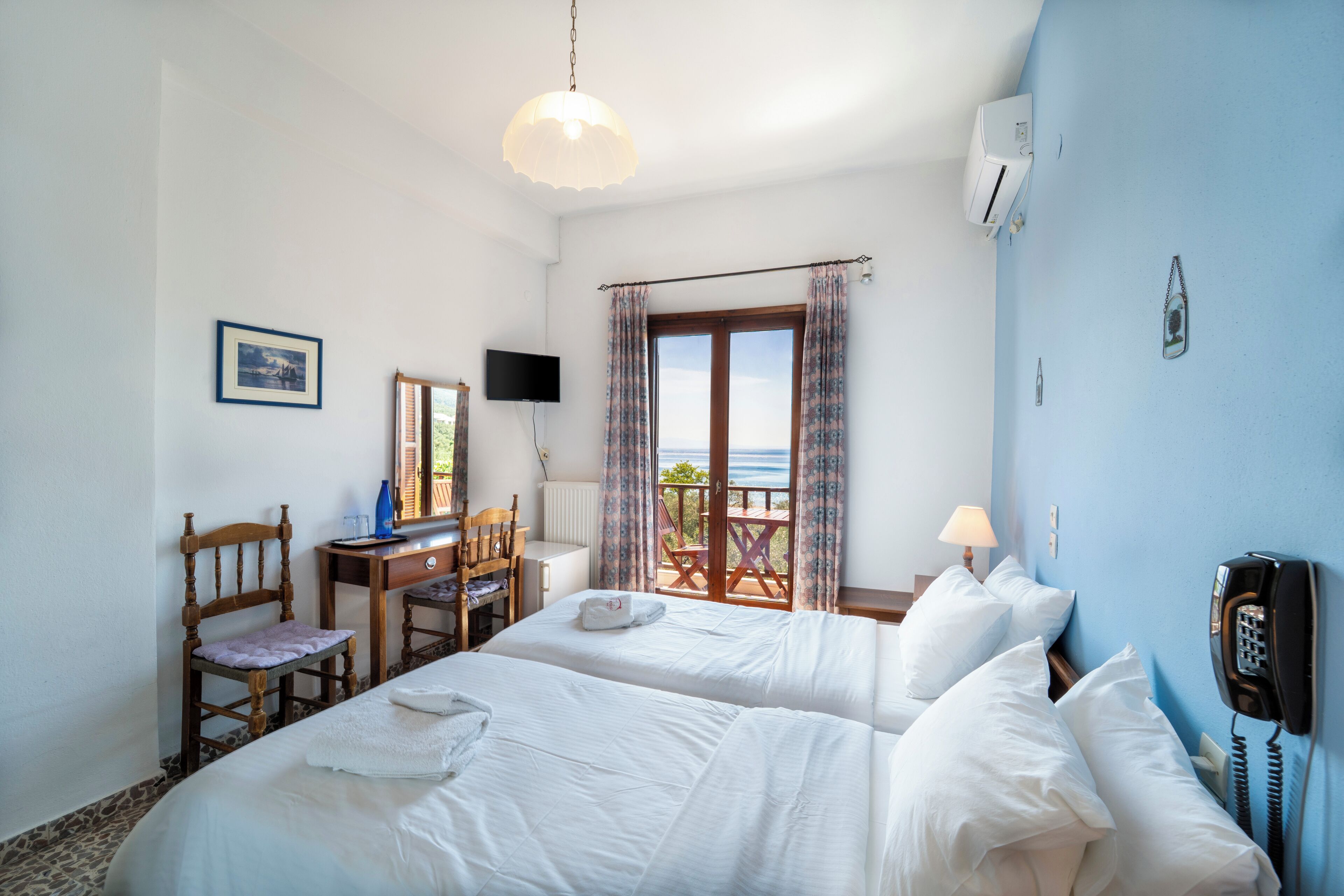 Kahden hengen perushuone (yksi tai kaksi sänkyä) | Yksilöllisesti sisustettu, ilmainen Wi-Fi, vuodevaatteet