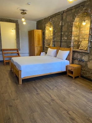 Habitación triple Deluxe, 1 cama de matrimonio con sofá cama, chimenea, vistas al jardín | Ropa de cama de alta calidad, wifi gratis, ropa de cama