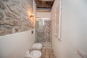 Shower, hair dryer, bidet, towels - Big Family Villa in Rome Countryside (Rocca di Papa)