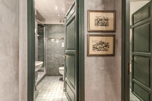 Banyera, assecador de cabells, bidet i tovalloles 