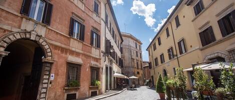 المنشأة من الخارج