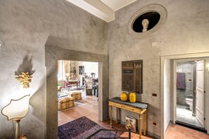 Interior - Stylish 2 Bdr Apt with Balcony by Pantheon & Forum (Roma)