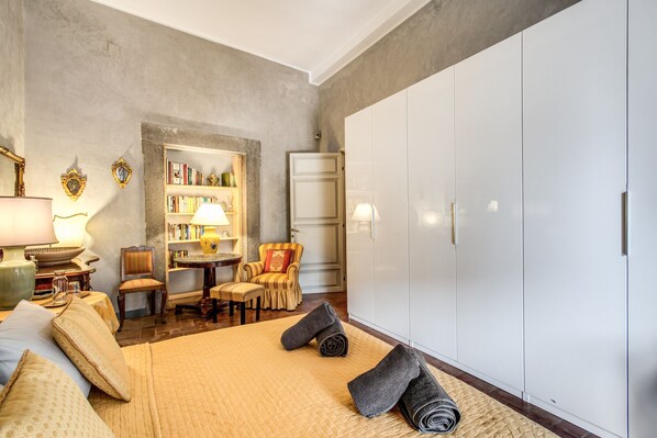 2 bedrooms, iron/ironing board, free WiFi, bed sheets - Stylish 2 Bdr Apt with Balcony by Pantheon & Forum (Roma)