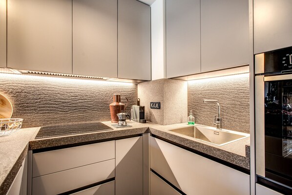 Fridge, microwave, oven, stovetop - Stylish 2 Bdr Apt with Balcony by Pantheon & Forum (Roma)