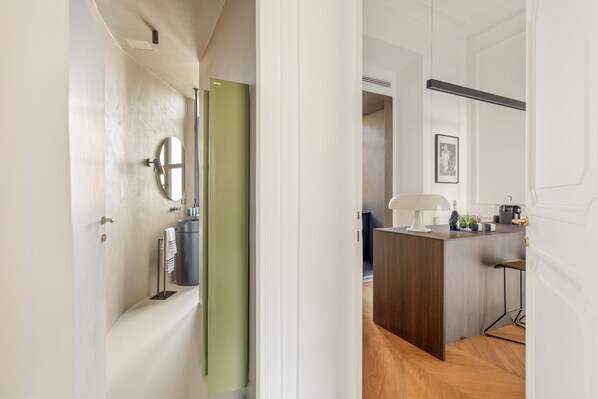 A modern kitchen with a wooden countertop, a built-in stove, and a hanging light fixture. - Charm and Style by The Spanish Steps (Roma)