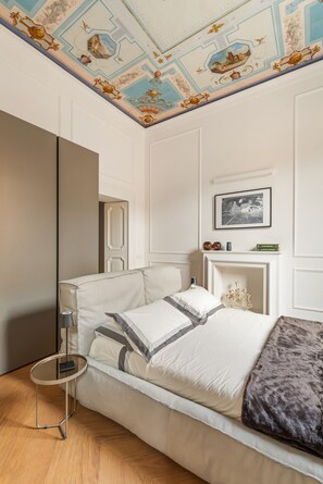 1 slaapkamer, een kluis op de kamer, een strijkplank/strijkijzer