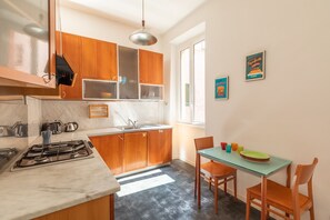 Frigorífico, horno, placa de cocina y lavavajillas