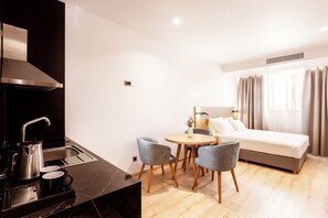 Habitación superior con 1 cama matrimonial o 2 individuales | Sábanas de algodón egipcio, ropa de cama de alta calidad y escritorio