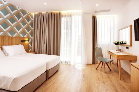 基础双人房或双床房 | 埃及棉床单、高档床上用品、办公桌、笔记本电脑工作区