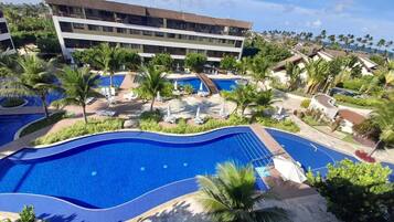 13 piscinas externas