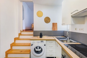 Appartement de base | Cuisine privée | Réfrigérateur, four à micro-ondes, un four, surface de cuisson