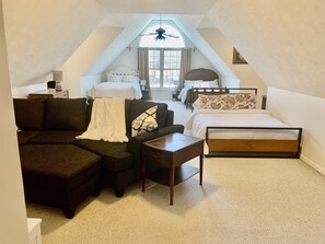 3 quartos, escrivaninha, ferros/tábuas de passar roupa, berço de viagem