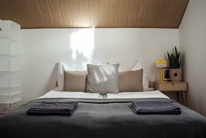 8 bedrooms, WiFi, bed sheets, wheelchair access