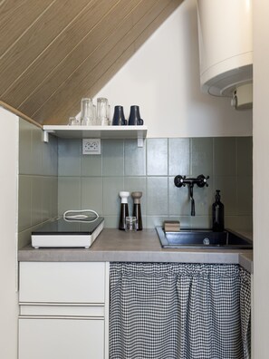 Een koelkast, een magnetron, een kookplaat