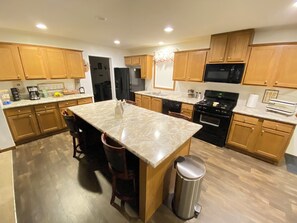 Fridge, microwave, oven, stovetop - Logan, Ohio in the Heart of Hocking Hills, pool table, king size bed, Firepit (Logan)