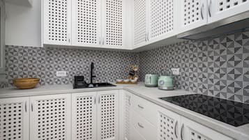 Réfrigérateur, plaque de cuisson, cafetiÚre/bouilloire