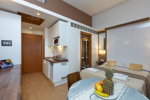 Classic Triple Room | Desk, laptop workspace, free WiFi, bed sheets - InternoUno (Rome)