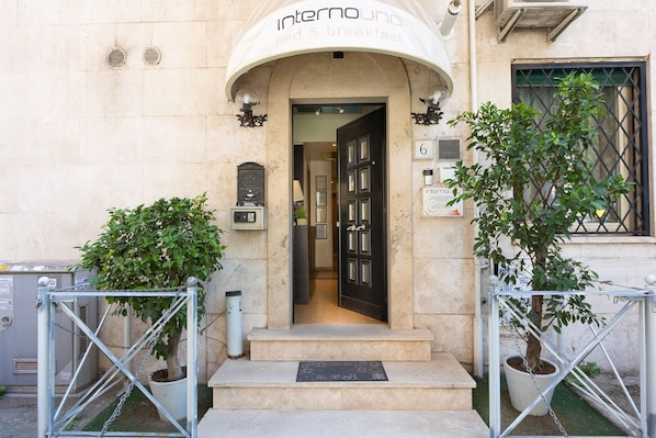 Exterior - InternoUno (Rome)