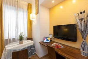 مكتب ومساحة عمل للكمبيوتر المحمول وواي فاي مجانًا وملاءات أسرّة