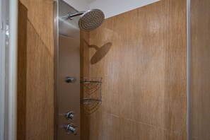 Classic Triple Room | Bathroom | Combined shower/bathtub, jetted bath, hair dryer, bidet - InternoUno (Rome)