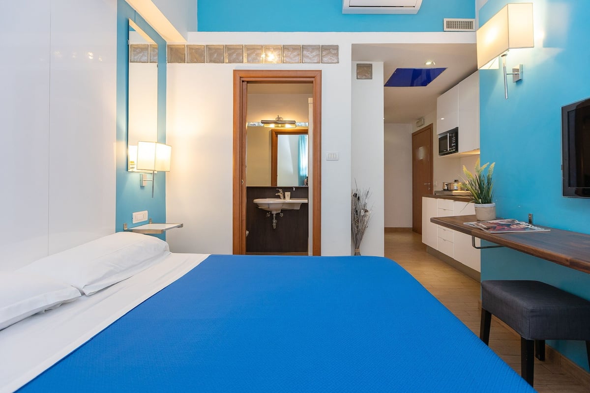 Kamar Double Standar | Meja kerja, ruang kerja ramah laptop, Wi-Fi gratis, dan seprai linen