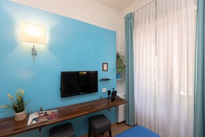 مكتب ومساحة عمل للكمبيوتر المحمول وواي فاي مجانًا وملاءات أسرّة