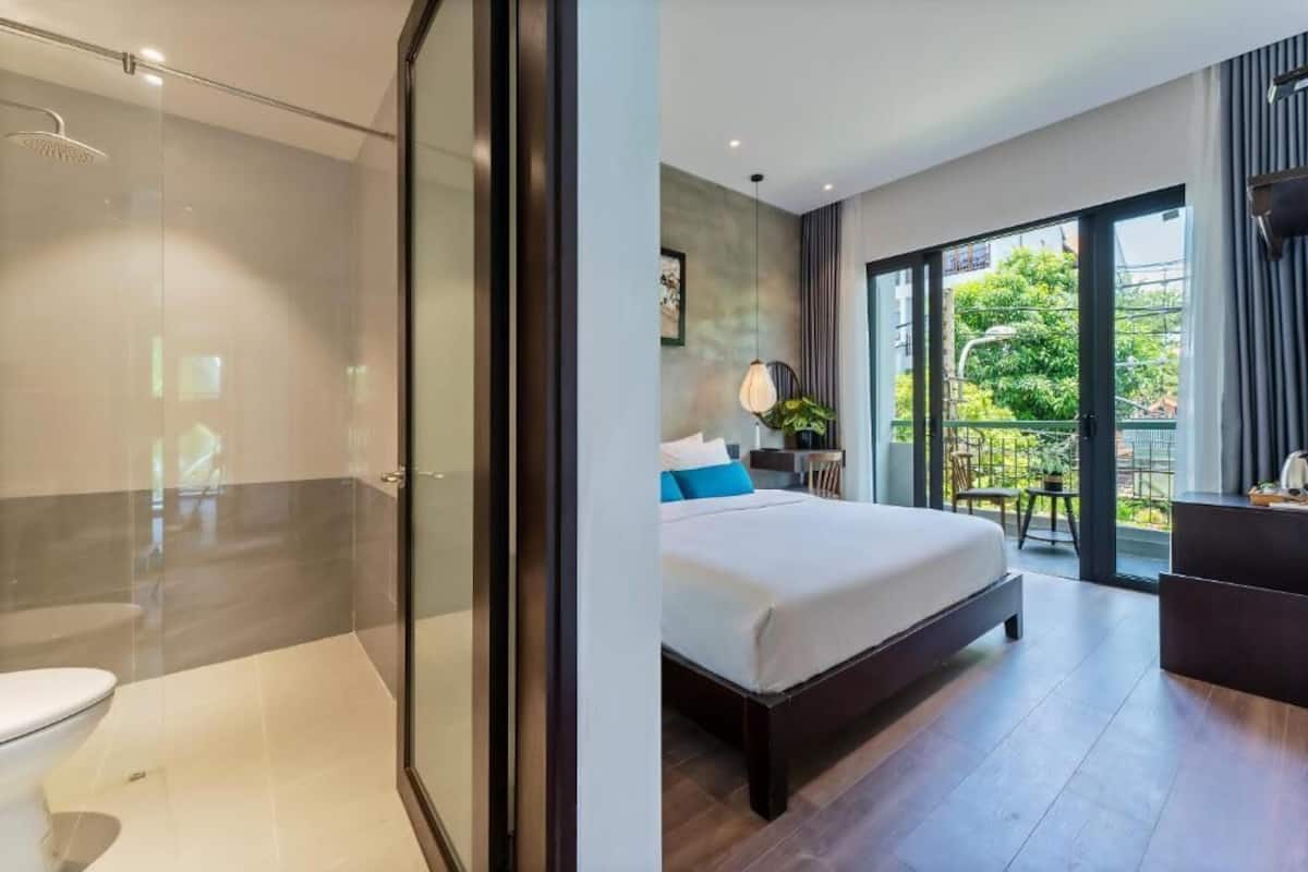 Deluxe Double Room, Balcony | 1 bedroom, minibar, desk, soundproofing