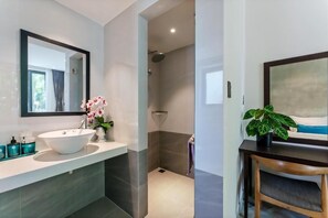 Shower, rainfall showerhead, free toiletries, hair dryer - Lacasa Old Town Villa (Da Nang)