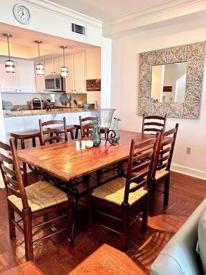 Dining - "Turtle Cove" Amazing Gulf Front Townhome! Pool, Kayak/Paddleboard (Navarre Beach)